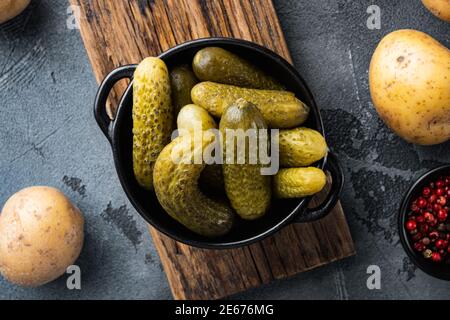 Eingelegte selbstgemachte Gurken, Gurken-Set, auf grauem Hintergrund, Draufsicht flach liegend Stockfoto