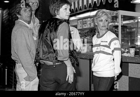 Schauspieler Harry Dean Stanton, Ed Begley Jr. und Cindy Williams am Flippers Roller Rink Snack Stand, 1978 Stockfoto