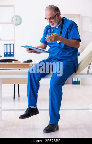 Leitender Arzt, der sich in der Klinik Notizen gemacht hat Stockfoto