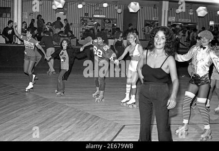 Schauspieler Bobb Hegyes im Trikotlaufen auf der Flippers Roller Eisbahn In West Hollywood bei ERA-Veranstaltung im Jahr 1978 Stockfoto