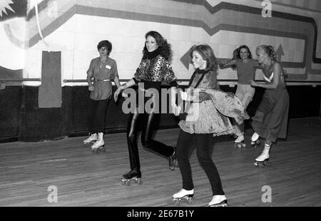 Schauspielerin Marisa Berenson beim Schlittschuhlaufen im Flippers Roller Boogie Palace, Hollywood, Kalifornien, USA Stockfoto