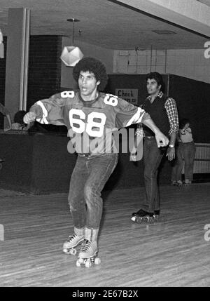 Die Fernsehstars Bobby Hegyes (Welcome Back Kotter) und Erik Estrada (Chips) im Flippers Roller Boogie Palace 1978, Los Angeles, CA Stockfoto