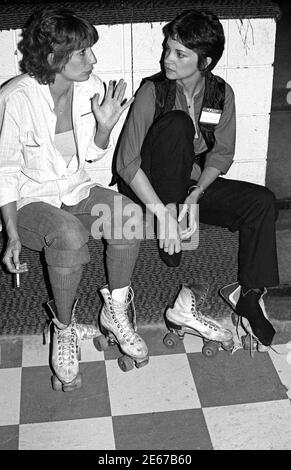 Penny Marshall und Cindy Williams die Stars von Laverne und Shirley im Flippers Roller Boogie Palace 1978 Stockfoto