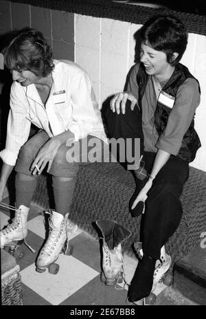 Penny Marshall und Cindy Williams versuchen auf Schlittschuhe auf Rollbahn in Los Angeles, CA ca. 1970er Jahre Stockfoto