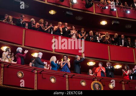 US-Präsident Barack Obama und First Lady Michelle Obama nehmen an der Kennedy Center-Auszeichnung im Kennedy Center in Washington, DC, USA, am 06. Dezember 2015 Teil. Die 2015 Kennedy Center-Preisträger sind: Singer-Songwriterin Carole King, Filmemacher George Lucas, Schauspielerin und Sängerin Rita Moreno, Dirigent Seiji Ozawa und Schauspielerin und Broadway-Star Cicely Tyson. Von links nach rechts: Cicely Tyson, Rita Moreno, George Lucas, Carole King, Michelle Obama und Präsident Obama. Ebenfalls zu sehen sind Valerie Jarrett, Julie Chen und Les Moonves.Quelle: Jim LoScalzo/Pool via CNP Stockfoto