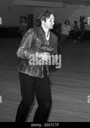 Robin Williams Rollschuhlaufen auf Flippers, 1978 Stockfoto