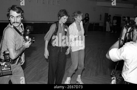 Cindy Williams, Penny Marshall Rollschuhlaufen auf Flippers in West Hollywood, 1978 Stockfoto