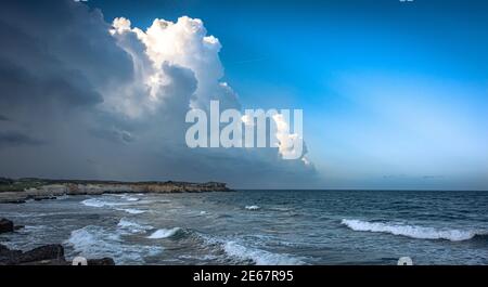 Ein Wintersturm trifft die Westküste Sardiniens auf der Halbinsel Sinis, Sardinien, Italien Stockfoto