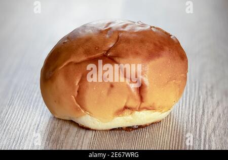 Hamburger Brötchen, Brot auf Holzboden. Selektiver Fokus. Stockfoto