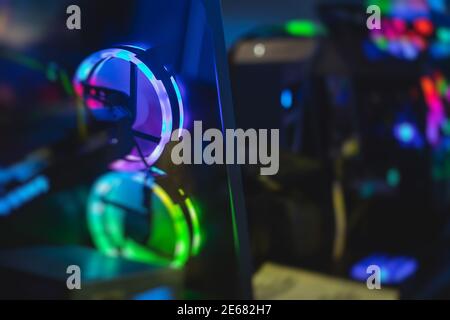 Blick auf Gaming-PC mit rgb-LED-Leuchten, leistungsstarke High-End-Personal-Computer, montiert mit Hardware-Komponenten, zu Hause oder im Cybersport Arena Stockfoto