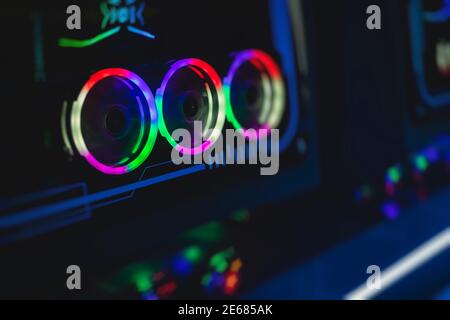 Blick auf Gaming-PC mit rgb-LED-Leuchten, leistungsstarke High-End-Personal-Computer, montiert mit Hardware-Komponenten, zu Hause oder im Cybersport Arena Stockfoto
