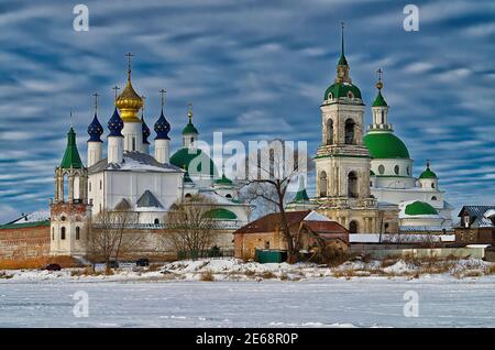 Winteransicht des orthodoxen Klosters vom See aus Stockfoto