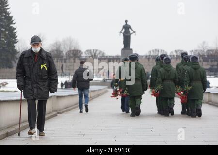 Peking, Russland. Januar 2021. Ein Ältester verlässt den Friedhof, nachdem er den Opfern Tribut zollt hat, am 27. Januar 2021 auf dem Friedhof Piskaryovskoje in St. Petersburg, Russland. Aktivitäten wurden hier zum 77. Jahrestag der Beendigung der Nazi-Belagerung von Leningrad während des Zweiten Weltkriegs Quelle: Irina Motina/Xinhua/Alamy Live News Stockfoto