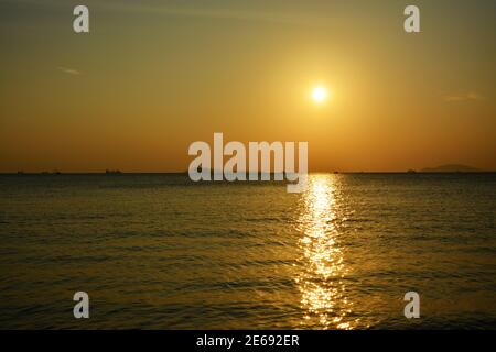 goldener Sonnenuntergang am Meereshorizont in Sanya von Hainan Stockfoto