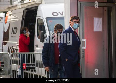 Barcelona, Spanien. Januar 2021. Salvador Illa, ehemaliger Gesundheitsminister Spaniens und aktueller Kandidat für die Präsidentschaft der Generalitat Kataloniens, kommt am katalanischen Hauptquartier seiner Partei PSOE (Spanish Socialist Workers Party) an, dem Präsidenten der spanischen Regierung, Pedro Sanchez war in Barcelona am Sitz seiner Partei in Katalonien, PSOE (Spanish Socialist Workers Party) für eine virtuelle Kundgebung in Kampagnen des Kandidaten seiner Partei für die Generalitat von Katalonien und des ehemaligen Ministers für Gesundheit aus Spanien, Salvador Illa Credit: SOPA Images Limited/Alamy Live News Stockfoto