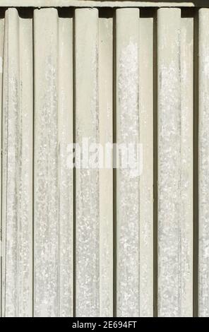 Gealterte verrostete weiße Stahl Wellblech Textur für Hintergrundkonstruktion Thema Garagentor Stockfoto