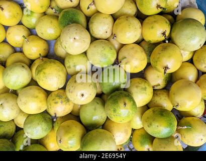 Frische gelbe Passionsfrüchte auf dem Stand zum Verkauf Stockfoto