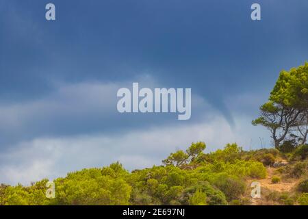 Sturm kommt dunkel Sturm Wolken Tornado über Mallorca Spanien. Stockfoto