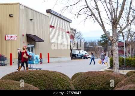 Augusta, GA USA 01 07 21: Dame ohne Gesichtsmaske und Menschen mit Gesichtsmasken Stockfoto
