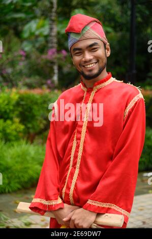 Mann in einheimischer Kleidung der Bidayuh Menschen in gekleidet Malaysia Stockfoto