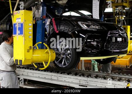 Ein Mitarbeiter Arbeitet Auf Einem Citroen C3 Picasso Auf Einer  Produktionslinie Im Werk In Trnava Slowakei Psa Peugeot Citroen 15.  Dezember 2010. Französische Automobilkonzern Psa Peugeot Citroen Wird 1.000  Arbeitsplätze In Seiner