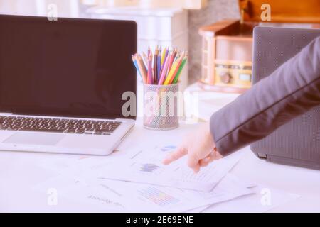 Unternehmensberater analysiert Finanzzahlen, die den Fortschritt in der Arbeit mit dem Team kennzeichnen. Stockfoto