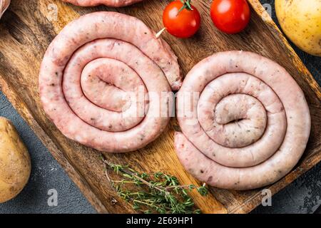 Rohwurst, auf grauem Hintergrund, Draufsicht flach liegend Stockfoto