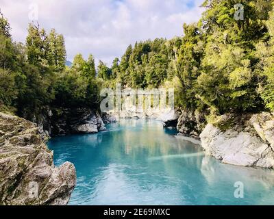 Atemberaubende Aussicht auf einen blauen Fluss und eine Brücke, die sich verbindet Zwei Seiten des Landes Stockfoto