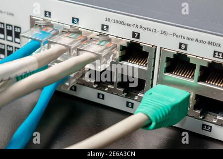 Netzwerk-Switch- und UTP-ethernet-Kabel. Konzept Telcomunication Technologie. Stockfoto