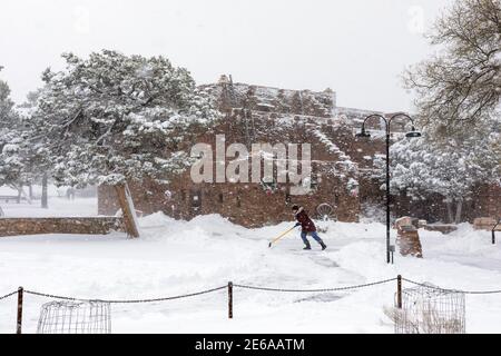 Arbeiter räumen Schnee vom Hopi House während eines Wintersturms im Grand Canyon National Park, Arizona Stockfoto