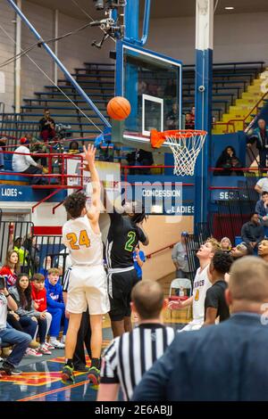 Ein Spieler macht einen Schuss während Basketball Day in Indiana am Memorial Gymnasium in Kokomo, Indiana, USA. Stockfoto