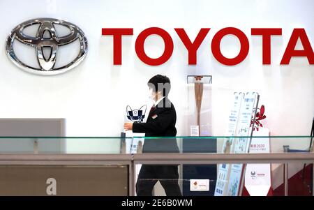 10. Dezember 2020, Tokio, Japan - Dieses am 10. Dezember aufgenommene Filebild zeigt einen Showroom des japanischen Automobilgiganten Toyota Motor in Tokio. Toyota Gruppe einschließlich Daihatsu und Hino wurde der weltweit Top-Automobilverkäufer im Jahr 2020 zum ersten Mal seit fünf Jahren, berichtet am 28. Januar 2021. (Foto von Yoshio Tsunoda/AFLO) Stockfoto