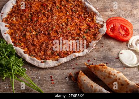 Traditionelle türkische Pizza bekannt als Lahmacun mit dünnen flachen Teig bedeckt mit Mischung aus Hackfleisch und im Steinofen gebacken. Es ist dienen Stockfoto