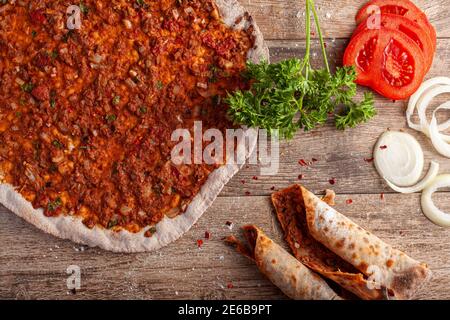 Traditionelle türkische Pizza bekannt als Lahmacun mit dünnen flachen Teig bedeckt mit Mischung aus Hackfleisch und im Steinofen gebacken. Es ist dienen Stockfoto