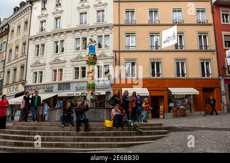 Lausanne, Schweiz 05-31-2010: Blick auf den berühmten Palud-Platz, ein pulsierendes Touristenziel mit Gebäuden aus der Renaissance und Sehenswürdigkeiten inklusive Stockfoto