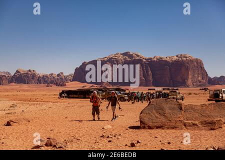 Wadi Rum Wüste, Jordanien 03-31-2010: Lokaler Treffpunkt für Wüstensafari-Touristen in der Wadi Rum Wüste. Es gibt Touristen sowie Geländewagen 4x4 Stockfoto