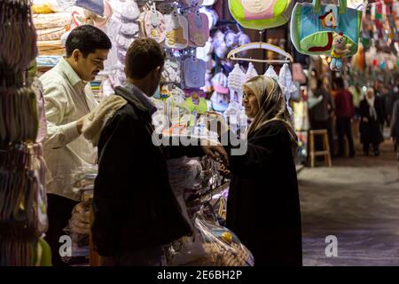 Damaskus, Syrien 03-28-2010: Eine arabische Frau mit Hijab kauft in einem Bekleidungs- und Babybekleidungsgeschäft im historischen Al Hamidiyah Souk ein. Sie ist es Stockfoto