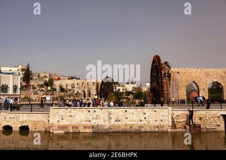 Hama Syrien 04-02-2010: Stadtbild von Hama mit Orontes Fluss und berühmten Norias (Wasserräder) gebaut, um Wasser aus dem Fluss zu historischen Aquädukten zu liefern Stockfoto