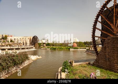 Hama Syrien 04-02-2010: Stadtbild von Hama mit Orontes Fluss und berühmten Norias (Wasserräder) gebaut, um Wasser aus dem Fluss zu historischen Aquädukten zu liefern Stockfoto