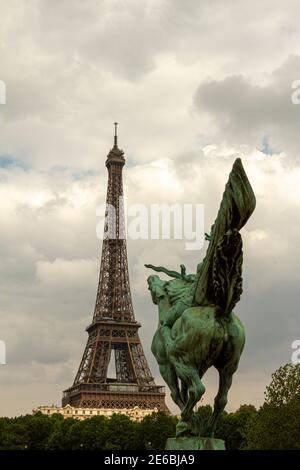 Paris, Frankreich 06-13-2010: Berühmte Renaissance-Skulptur Le France von Holger Wederkinch, die Jeanne d'Arc mit Schwert in der Hand auf einem Pferd zeigt. Eif Stockfoto