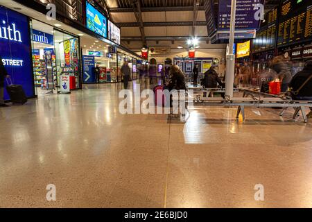 Liverpool, UK 12-08-2011: Langzeitaufnahme des Hauptwartbereichs des Bahnhofs Liverpool mit Menschen, die sich bewegen und auf Sitzen warten. Da ist ar Stockfoto