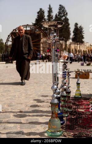 Hama, Syrien 04-02-2010: Glass Shisha Appartements auf Ausstellung eines Straßenverkäufers in touristischen Destination in Hama, Syrien. Diese sind auch dekoratives Verdampfen Stockfoto