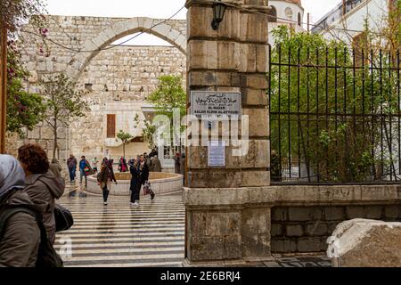 Damaskus, Syrien 03-28-2010: Eingang des historischen Gebäudes mit dem Mausoleum des großen islamischen Kommandanten und Sultan Saladin (Salah Al DIN) Stockfoto