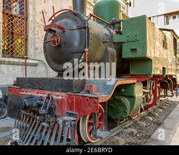 Historische Lokomotive aus dem 19. Jahrhundert, die vor dem berühmten ehemaligen Hejaz-Bahnhof in Damaskus, Syrien, ausgestellt ist. Diese Station p Stockfoto
