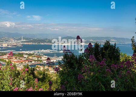 Luftaufnahme der norditalienischen Stadt La Spezia, von einem Hügel mit Blick auf die Stadt aufgenommen. Bild zeigt Hafengebiet mit Werft durch den mediter Stockfoto