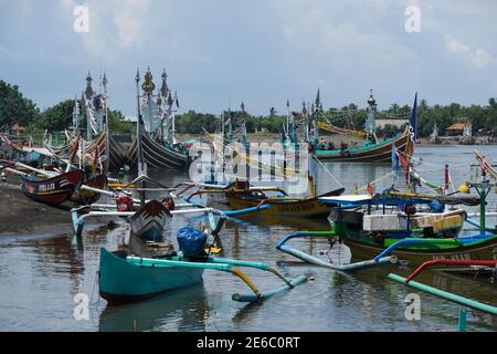 Indonesien Bali Negara - Pantai Pengambengan - Fischerboote aus Holz Im Bugis- und Outrigger-Stil Stockfoto