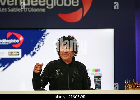 Der französische Skipper Jean Le Cam spricht mit der Presse, nachdem er am 29. Januar 2021 in Les Sables-d'Olonne, Westfrankreich, die Ziellinie des Vendee Globe-Allesegellaufs überquert hat. Vendee Globe-Held Jean Le Cam, der zur Rettung eines verzweifelten schiffbrüchigen Rivalen Kevin Escoffier segelte, kam nach Hause in Frankreich und gab zu: "Ich weiß nicht, wie ich hierher kam". Der 61-jährige Le Cam überquerte die Ziellinie im französischen Hafen Les Sables-d'Olonne nach seinem epischen Weltumrundung in 81 Tagen, 5 Stunden, 59 Minuten und 55 Sekunden. Foto von Arnaud Masson/ABACAPRESS.COM Stockfoto