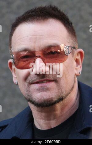 Bono nimmt an einer Zeremonie Teil, bei der ein Teil der West 53rd Street vorübergehend in 'U2 Way' umbenannt wurde, am Tag, an dem U2's neueste CD 'No Line On The Horizon' veröffentlicht wird. Die Band tritt diese Woche fünfmal in Folge auf CBS's 'Late Show with David Letterman' auf. Es ist das erste Mal, dass ein musikalischer Gast eine ganze Woche lang auf der Show auftrat, die im Ed Sullivan Theater nahe der Kreuzung von West 53rd Street und Broadway aufgenommen wird - nahe dem Ort, der am 3. März 2009 in New York City umbenannt wird. Foto: Henry McGee/MediaPunch Stockfoto