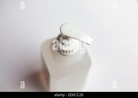 Eine Flasche Handalkohol in der Pumpverpackung Stockfoto