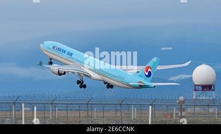 Richmond, British Columbia, Kanada. Januar 2021. Ein koreanischer Air Airbus A330-300 Großraumjet (HL8027) hebt vom internationalen Flughafen Vancouver ab. Quelle: Bayne Stanley/ZUMA Wire/Alamy Live News Stockfoto